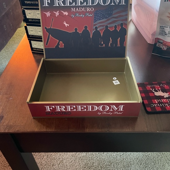 Freedom Maduro Cigar Box - Red - Picture 2 of 6